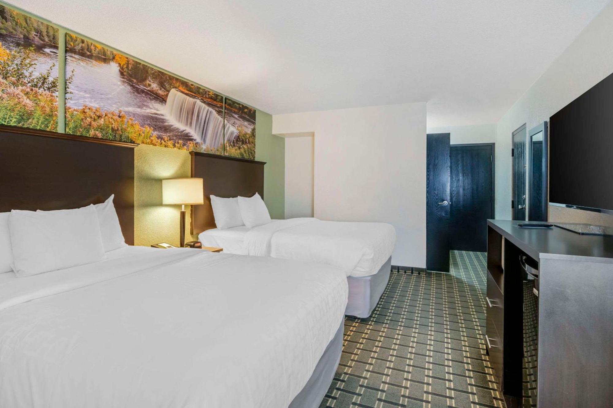 Clarion Pointe Hotel Jasper Exterior photo