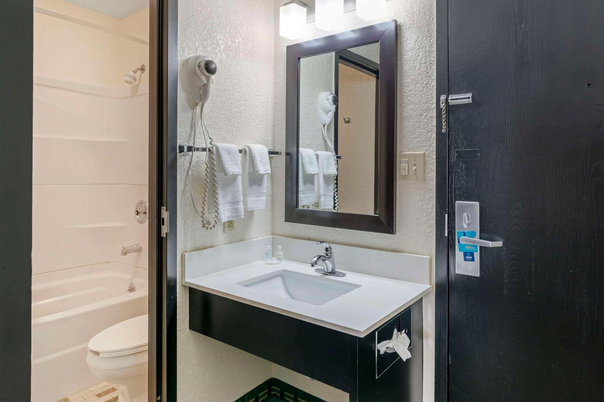 Clarion Pointe Hotel Jasper Exterior photo