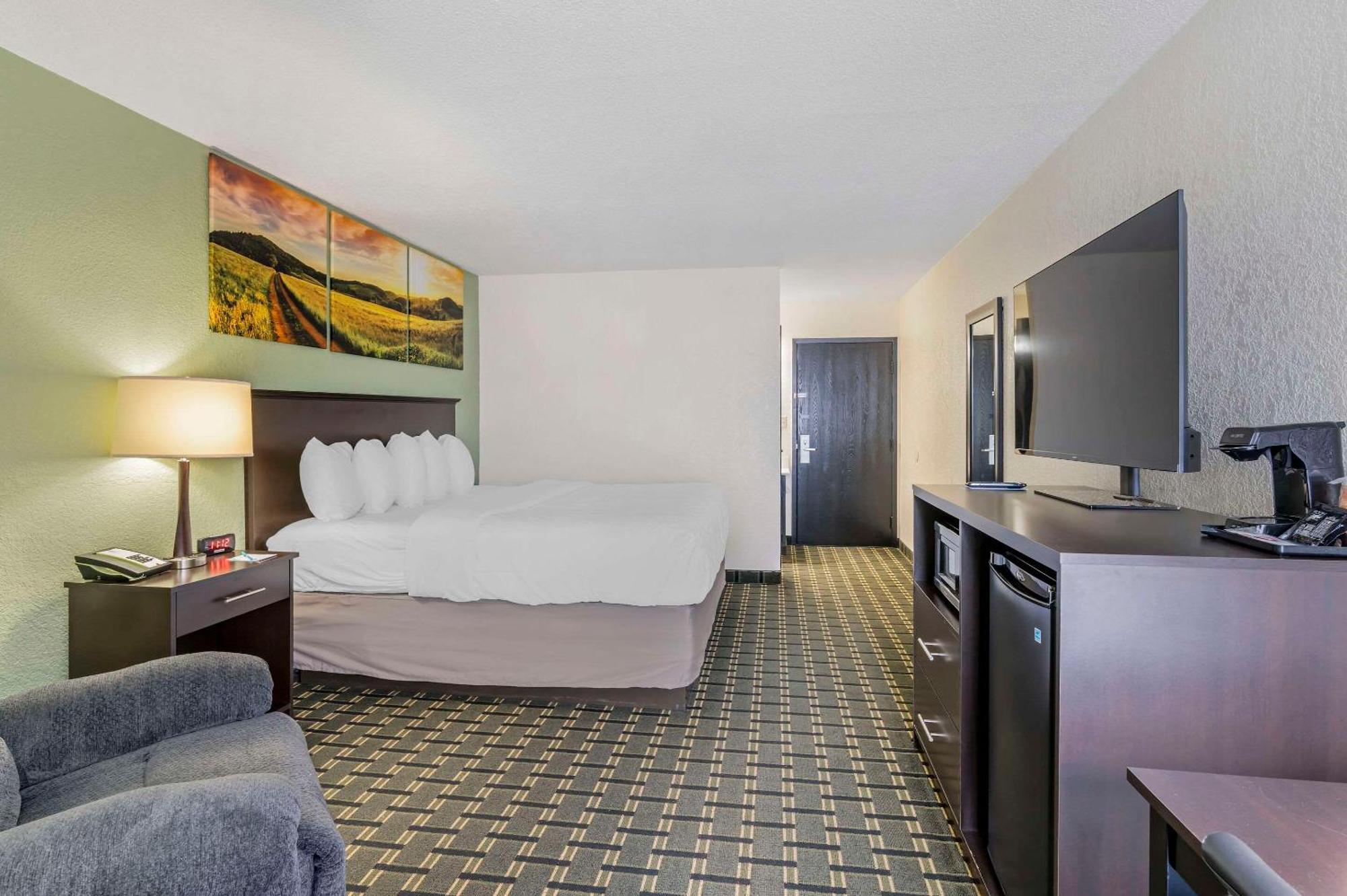 Clarion Pointe Hotel Jasper Exterior photo