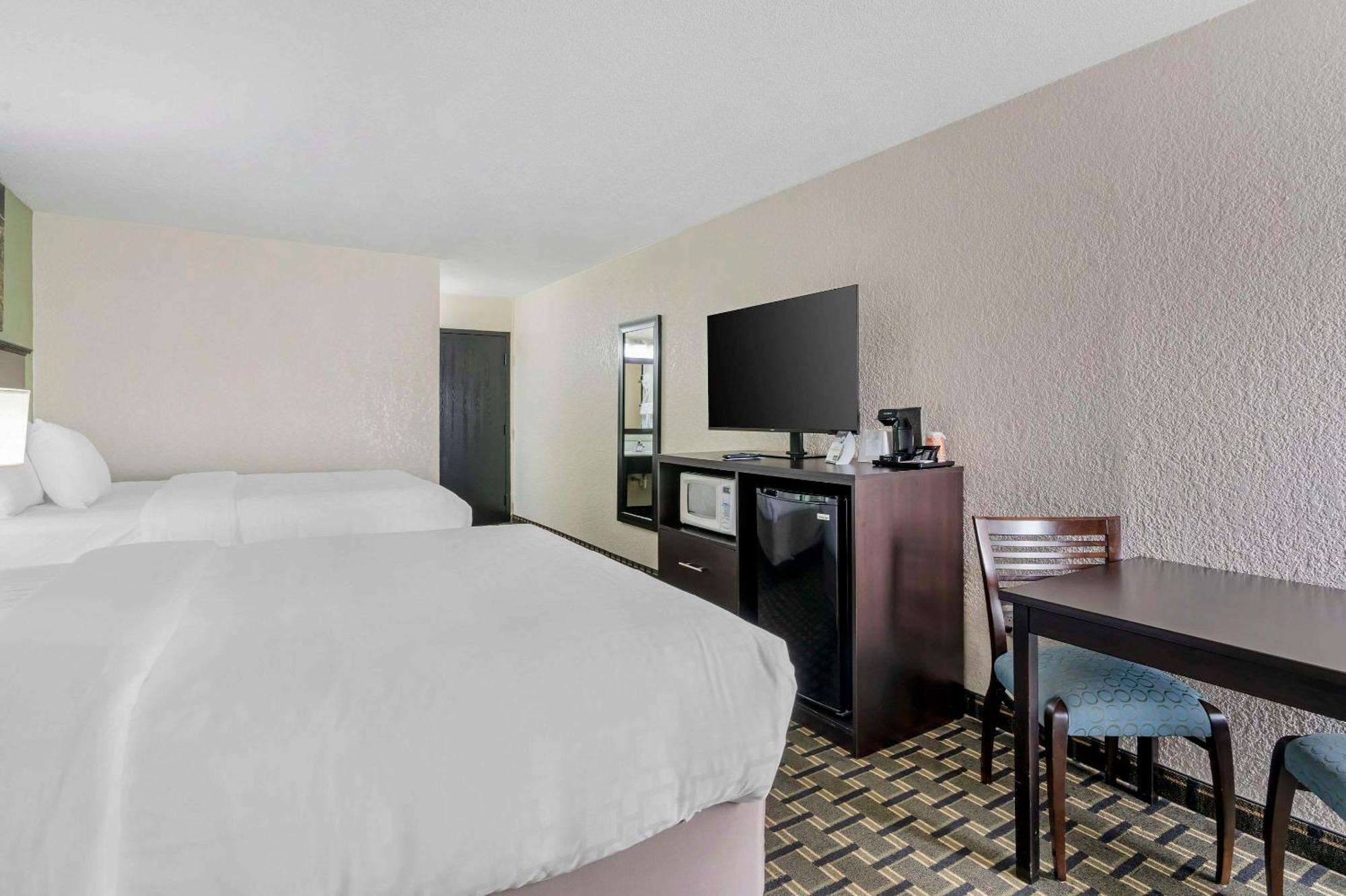 Clarion Pointe Hotel Jasper Exterior photo