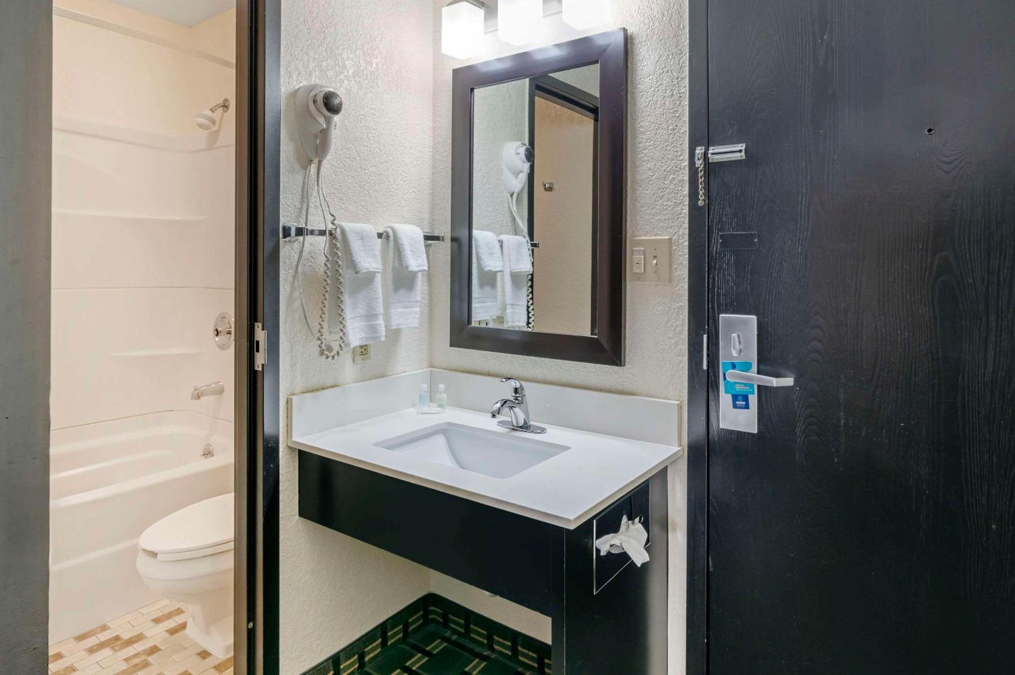 Clarion Pointe Hotel Jasper Exterior photo